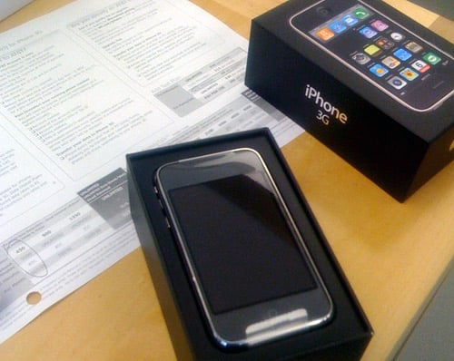 Unboxing the iPhone 3G to begin activation