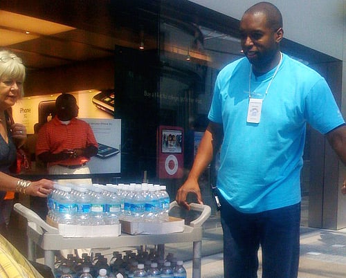 Apple hands out water bottles to line-waiters.