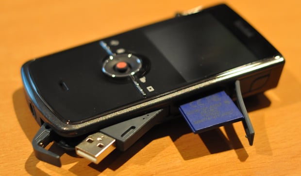 SDHC card and USB - Kodak Zi8
