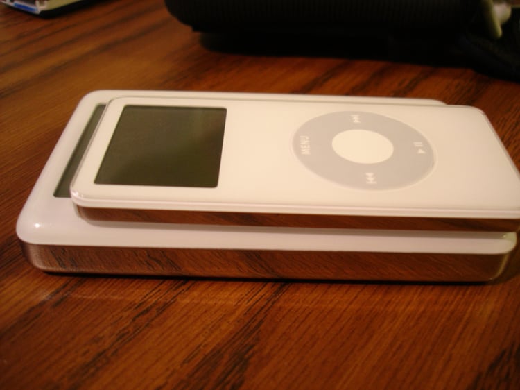 Apple iPod vs iPod Nano comparison shot